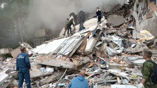 在别尔哥罗德灾难现场的救援人员要求绝对安静几分钟，来探测废墟内被困人员的声音或生命迹象 - 俄罗斯卫星通讯社