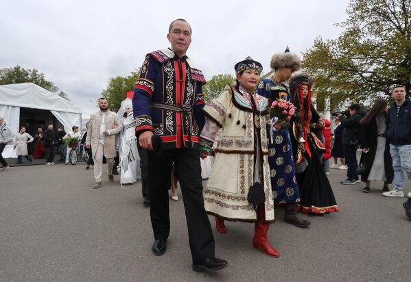 來自各地區的新人婚禮遊行隊伍 - 俄羅斯衛星通訊社