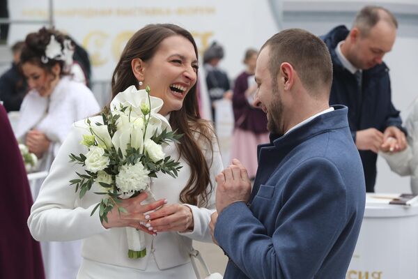 作为全俄婚礼节一部分的新婚夫妇节日音乐会主街场景 - 俄罗斯卫星通讯社