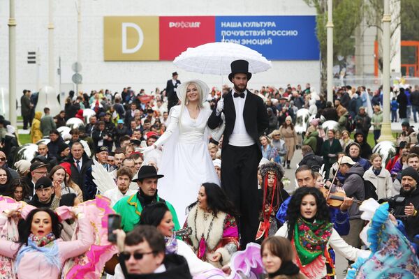 来自各地区的新人婚礼游行队伍 - 俄罗斯卫星通讯社