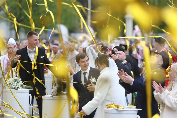 作为全俄婚礼节一部分的新婚夫妇节日音乐会主街场景 - 俄罗斯卫星通讯社