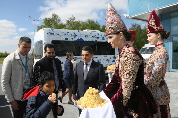 在喀山機場舉行的2024年“俄羅斯—伊斯蘭世界：喀山論壇”國際經濟論壇與會者歡迎儀式。圖為沙特阿拉伯副總檢察長納賽爾·哈桑·亞格亞·阿達維（左二），韃靼斯坦共和國副檢察長伊爾努爾·伊布拉吉莫夫（中）。 - 俄羅斯衛星通訊社