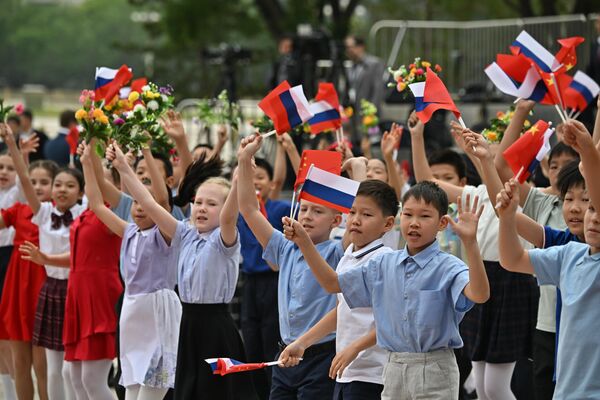 俄中兩國兒童在人民大會堂東門外廣場手持兩國國旗歡迎普京。 - 俄羅斯衛星通訊社