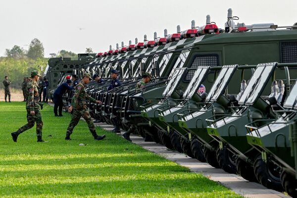 2024年5月16日，柬中“金龍-2024”演習中，柬埔寨士兵走在裝甲車和卡車前。 - 俄羅斯衛星通訊社