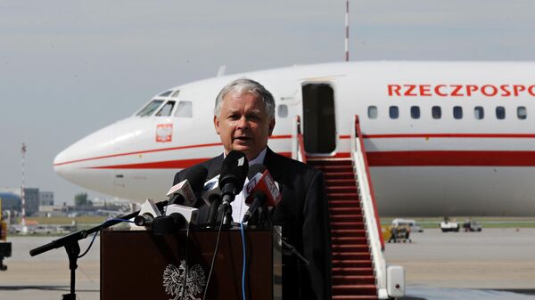 波兰时任总统莱赫·卡钦斯基在华沙军用机场登机前向媒体发表讲话 - 俄罗斯卫星通讯社