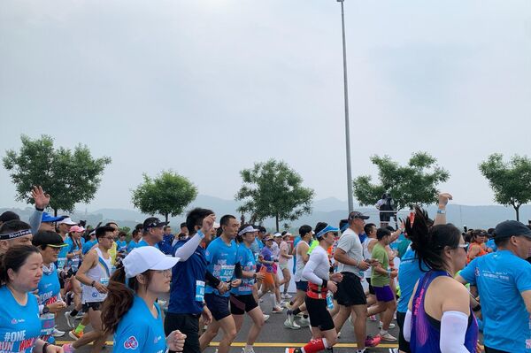 “ONE RUN一起跑”半程馬拉松北京站9000人雨中開跑 - 俄羅斯衛星通訊社