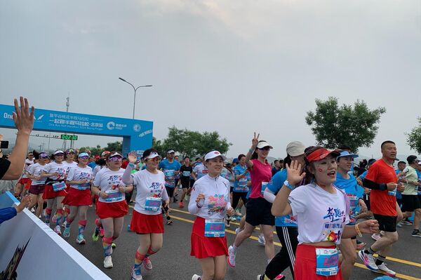 “ONE RUN一起跑”半程马拉松北京站9000人雨中开跑 - 俄罗斯卫星通讯社