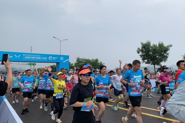 “ONE RUN一起跑”半程馬拉松北京站9000人雨中開跑 - 俄羅斯衛星通訊社