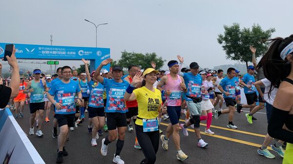 “ONE RUN一起跑”半程马拉松北京站9000人雨中开跑