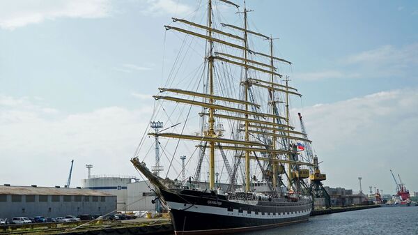 “克鲁森施滕”号帆船从加里宁格勒出发进行首次航行训练