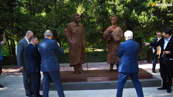 俄羅斯駐華大使館內舉行高爾基和魯迅紀念碑揭幕式 - 俄羅斯衛星通訊社