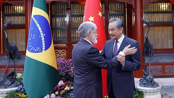 王毅會見巴西總統首席特別顧問阿莫林 - 俄羅斯衛星通訊社