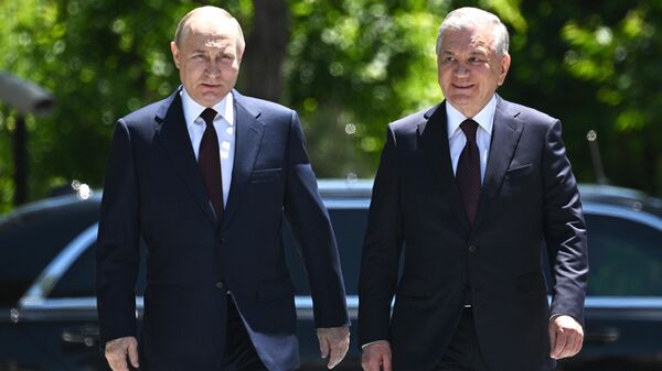 俄罗斯总统普京与乌兹别克斯坦总统米尔济约耶夫在塔什干会谈结束后签署联合声明