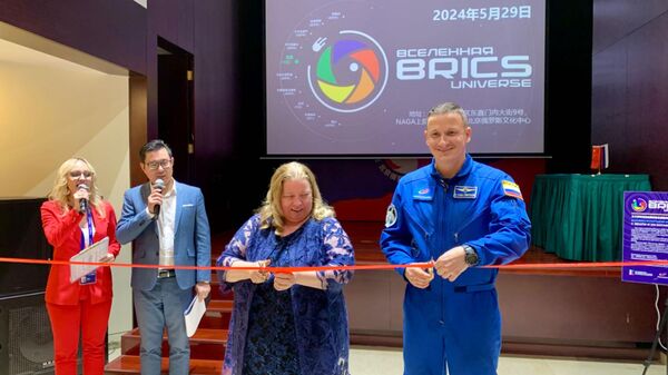 俄宇航员在京参加 “宇宙·金砖国家”摄影展，与中国民众亲切交流互动 - 俄罗斯卫星通讯社