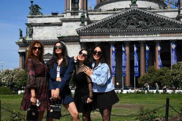 女孩们在圣彼得堡圣以撒广场拍照。 - 俄罗斯卫星通讯社