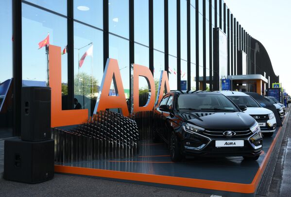 拉达汽车在2024圣彼得堡国际经济论坛展位上展示。 - 俄罗斯卫星通讯社