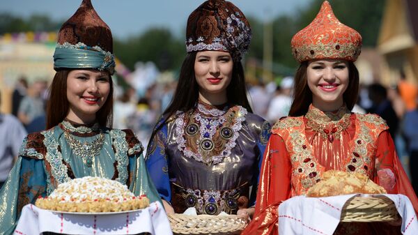 身着民族服装的女孩在喀山萨班图伊节正式开幕前用面包、盐和恰克恰克迎接客人 - 俄罗斯卫星通讯社