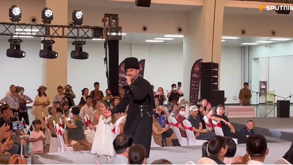 中国小观众登台与俄罗斯艺术家共同上演阿迪格民族歌舞 - 俄罗斯卫星通讯社