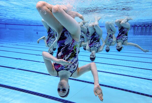 白俄羅斯國家隊運動員在喀山金磚國家運動會花樣游泳訓練中。 - 俄羅斯衛星通訊社