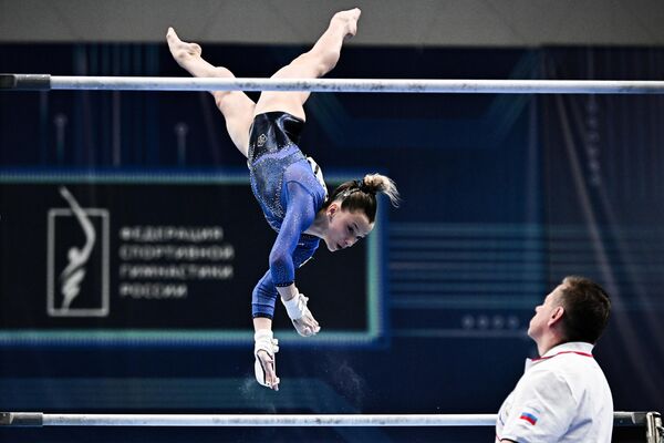 在喀山舉行的金磚國家女子體操錦標賽女子個人全能比賽中，俄羅斯選手克里斯蒂娜·沙波瓦洛娃在高低槓上表演。 - 俄羅斯衛星通訊社