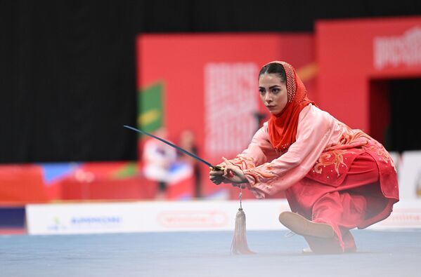 伊朗選手馬爾詹·卡里米多爾切在喀山金磚國家運動會的女子武術套路太極拳比賽上。 - 俄羅斯衛星通訊社