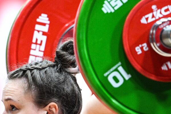 俄羅斯選手葉夫根尼婭·古塞娃在喀山金磚國家運動會女子舉重 71 公斤級決賽中。 - 俄羅斯衛星通訊社