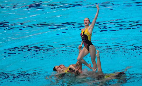 俄羅斯隊在喀山金磚國家花樣游泳運動會雜技表演。 - 俄羅斯衛星通訊社