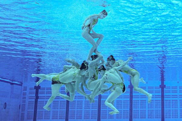 在喀山舉行的金磚國家運動會上，朝鮮國家隊運動員參加花樣游泳集體自由泳比賽。 - 俄羅斯衛星通訊社