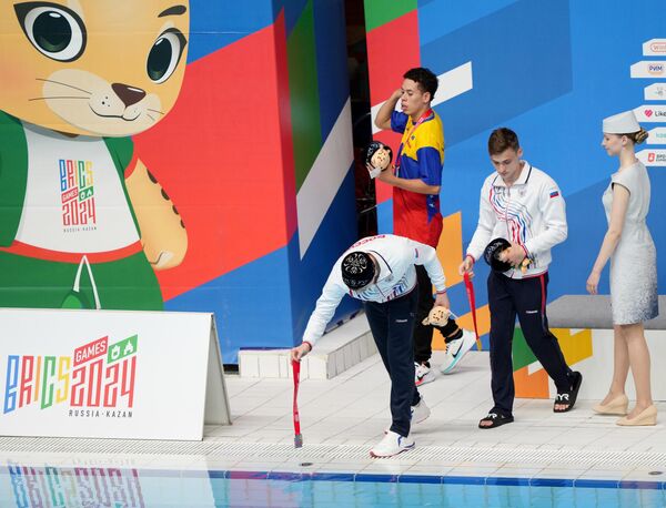 金磚國家運動會男子3米跳板跳水比賽獲獎者在頒獎儀式上（左起）：亞歷山大·切列帕辛（俄羅斯）——銅牌，赫蘇斯·埃多阿爾多·岡薩勒斯·列伊蓋斯（委內瑞拉）——銀牌，尼基塔·矢萊伊赫爾（俄羅斯）——金牌。 - 俄羅斯衛星通訊社