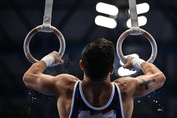 阿圖爾·達拉洛揚（俄羅斯）在喀山金磚國家運動會男子體操個人全能比賽中表演吊環練習。 - 俄羅斯衛星通訊社