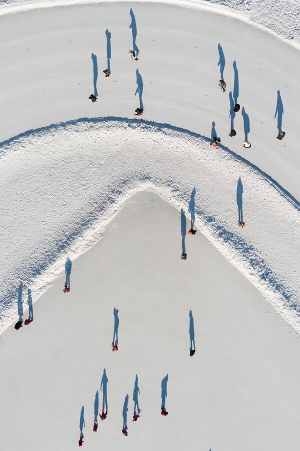 新华社照片，黑河（黑龙江），2024年1月31日，寒冬时节，在地处中俄边境的黑龙江省黑河市，许多市民来到全民健身中心的冰场上滑冰，在锻炼身体的同时享受冰雪运动带来的乐趣。 新华社记者 谢剑飞 摄 - 俄罗斯卫星通讯社
