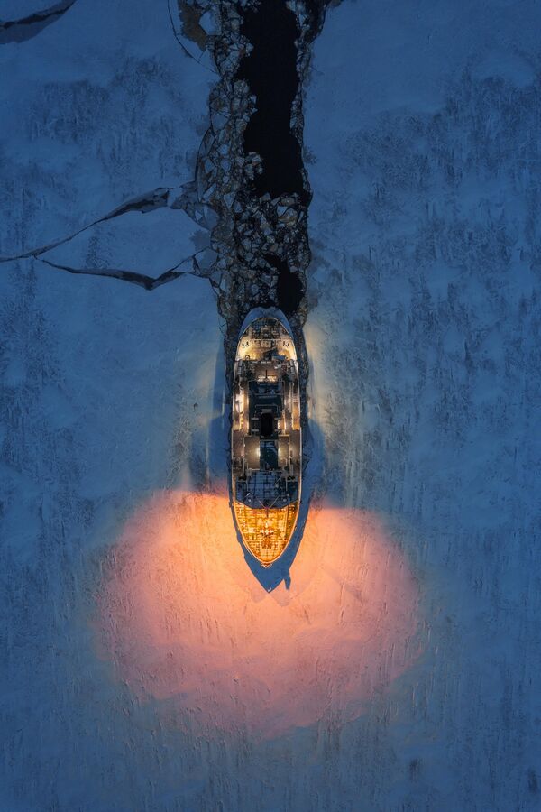 入围作品：鲁斯兰·康德拉坚科/俄罗斯，《破冰船船长》。俯拍视角，单张摄影 - 俄罗斯卫星通讯社
