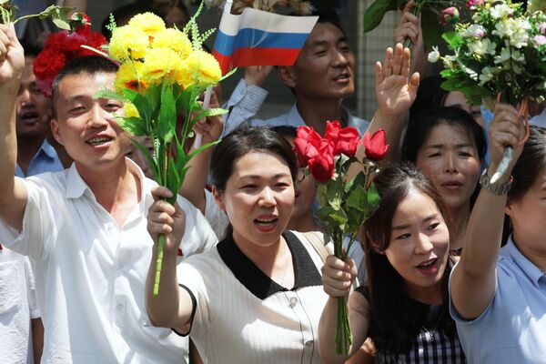 朝鮮人民在平壤街頭迎接普京的車隊。 - 俄羅斯衛星通訊社