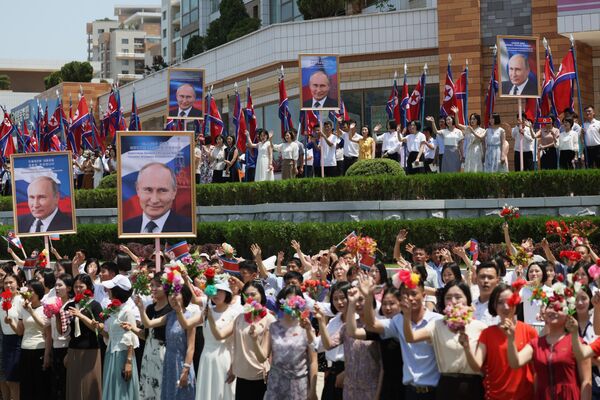 朝鮮人民在平壤街頭迎接普京的車隊。 - 俄羅斯衛星通訊社