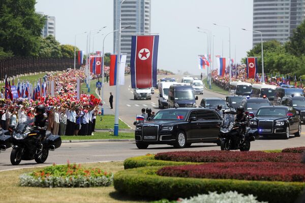 朝鮮人民在平壤街頭迎接普京的車隊。 - 俄羅斯衛星通訊社