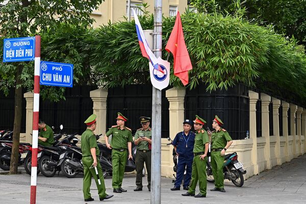 普京访问前夕，河内警察站在街道上，旁边悬挂着越南和俄罗斯国旗。 - 俄罗斯卫星通讯社