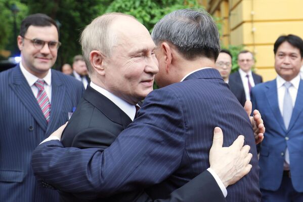 普京与苏林在河内主席府附近广场参加欢迎仪式。 - 俄罗斯卫星通讯社