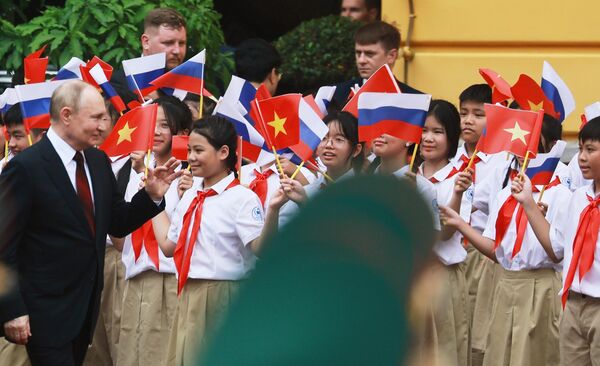 普京与苏林在河内主席府附近广场参加欢迎仪式。 - 俄罗斯卫星通讯社
