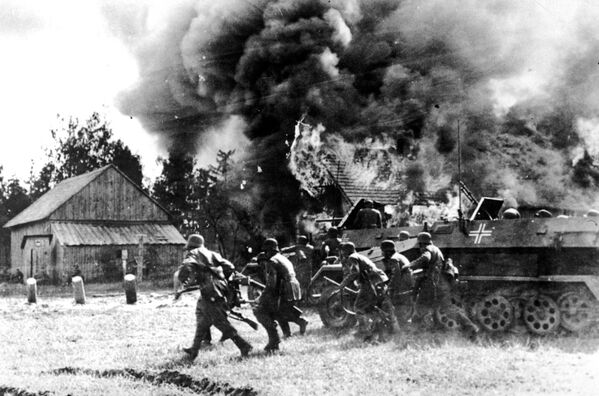 纳粹德国士兵进犯燃烧着的俄罗斯村庄。 - 俄罗斯卫星通讯社