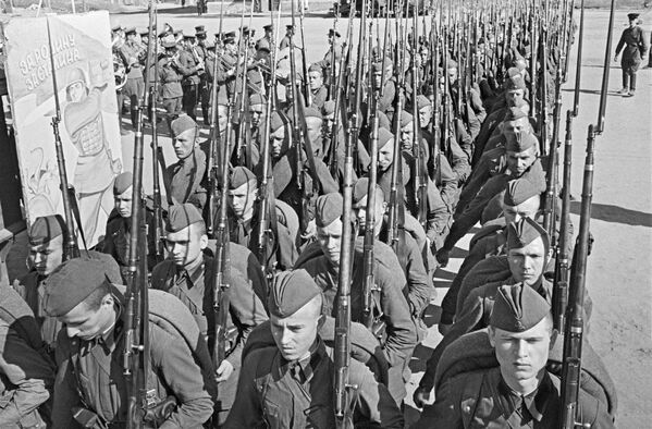 1941年6月23日, 莫斯科，即将奔赴前线的苏联红军多个纵队。 - 俄罗斯卫星通讯社