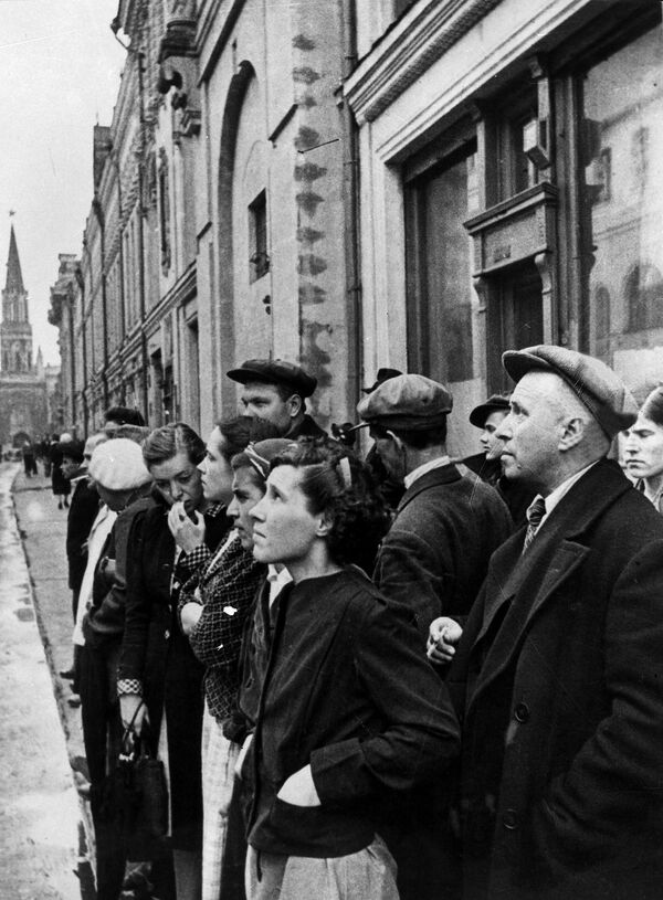 1941 年 6 月 22 日，莫斯科居民在政府广播中听到纳粹德国对苏联发动背信弃义的进攻的消息。 - 俄罗斯卫星通讯社