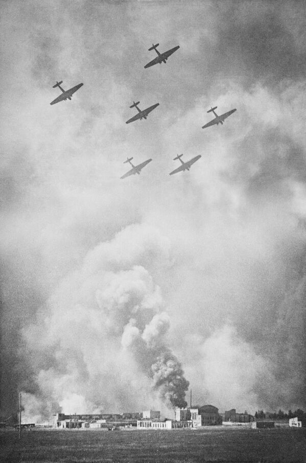 1942年6月24日黎明，德国飞机正在轰炸在基辅的第43号军工厂。 - 俄罗斯卫星通讯社