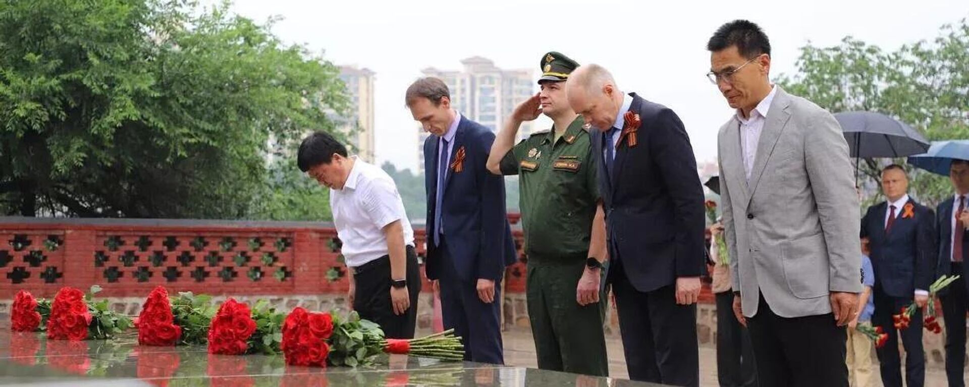 俄駐華使館代表向蘇聯紅軍烈士紀念碑獻花 - 俄羅斯衛星通訊社, 1920, 22.06.2024