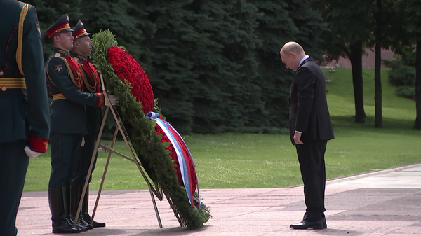 普京向无名烈士墓敬献花圈 - 俄罗斯卫星通讯社