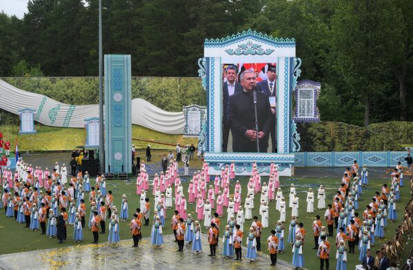 金磚國家運動會閉幕式在喀山市伏爾加河沿岸區米爾內村舉行。 大屏幕上顯示為俄羅斯韃靼斯坦共和國總統魯斯塔姆·明尼哈諾夫。 - 俄羅斯衛星通訊社