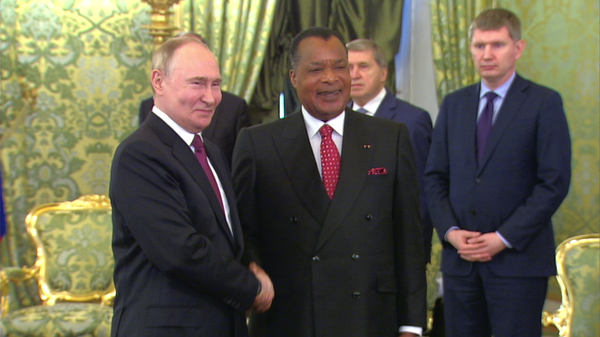 俄羅斯總統弗拉基米爾∙普京與剛果共和國總統德尼∙薩蘇∙恩格索舉行談判 - 俄羅斯衛星通訊社