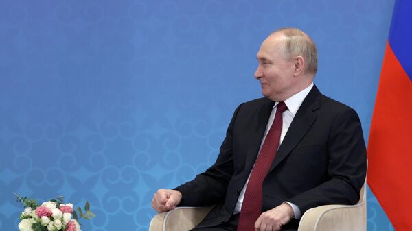 俄总统普京与哈萨克斯坦总统托卡耶夫在阿斯塔纳开始举行会谈