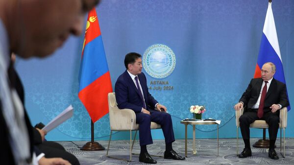 Президент РФ Владимир Путин и президент Монголии Ухнагийн Хурэлсух во время встречи на полях саммита ШОС - 俄羅斯衛星通訊社