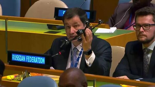 俄常駐聯合國第一副代表在聯大會議上展示基輔襲擊扎波羅熱核電站的無人機 - 俄羅斯衛星通訊社