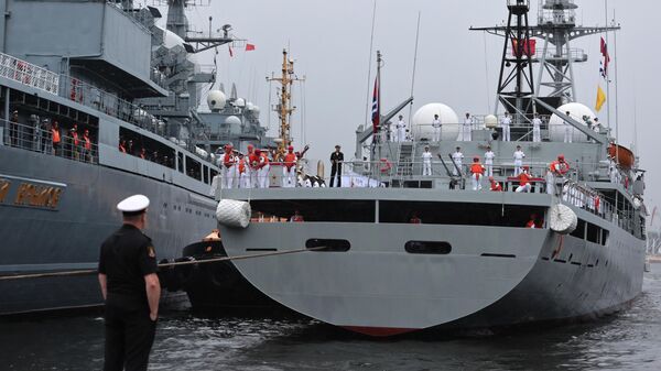 中国水兵在符拉迪沃斯托克接受“面包和盐”的迎接